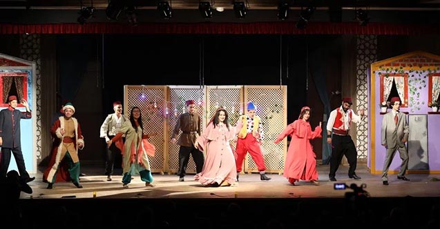 Manisa’da ‘İki Gözümün İstanbul’u’ ortaoyunu izleyiciden tam not aldı