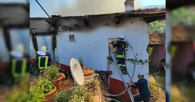 Elektrik Kontağından Yangın Çıktı İki Katlı Ev Küle Döndü