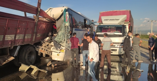 Manisa’da feci kaza: İşçi servisi tıra çarptı, 1 kişi öldü, 30 kişi yaralandı