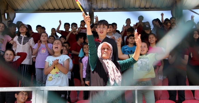 Torununun Şampiyonluk Sevincine Ortak Olup Çocuklar Gibi Eğlendi