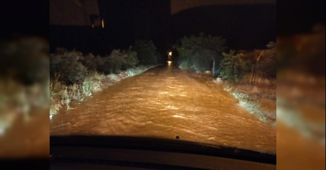 Heyelan Yolu Trafiğe Kapattı