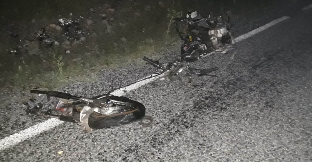 Kamyonet ile Motosiklet Çarpıştı Motosiklet Sürücüsü Olay Yerinde Hayatını Kaybetti