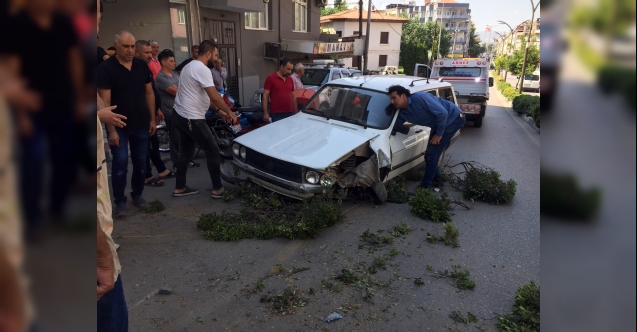 Freni boşalan otomobil önce direği devirdi ardından kaldırıma çarptı: 3 yaralı