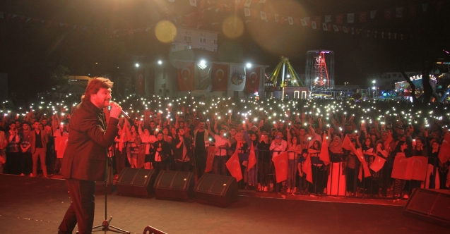 Ahmet Şafak yeni şarkısı "Bizden Olmaz"ı ilk kez Kula'da Seslendirdi