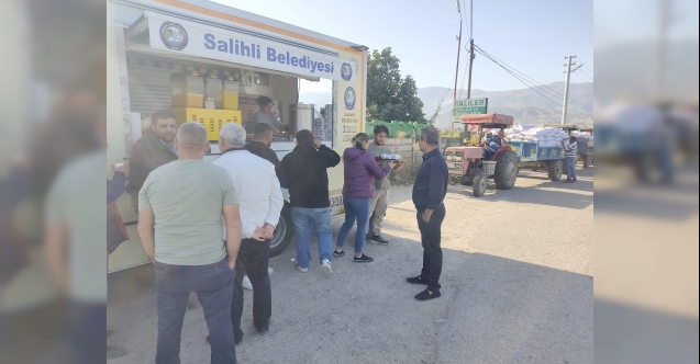Salihli ‘de Üzüm Sırası Bekleyen Çiftçilere Çorba ve Çay İkramı