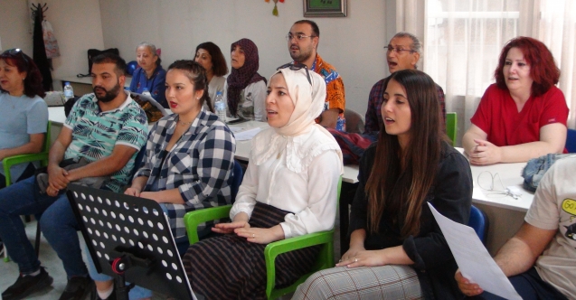 Bu Koroda Her Meslek ve Yaş Gurubundan Kişi Yer Alıyor