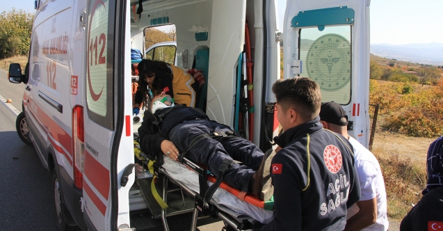 İki Otomobil Kavşakta Çarpıştı: 1'i Ağır 4 Yaralı