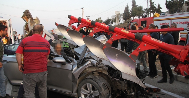 Otomobil Pulluk Takılı Traktöre Saplandı: 1 ölü, 4 yaralı