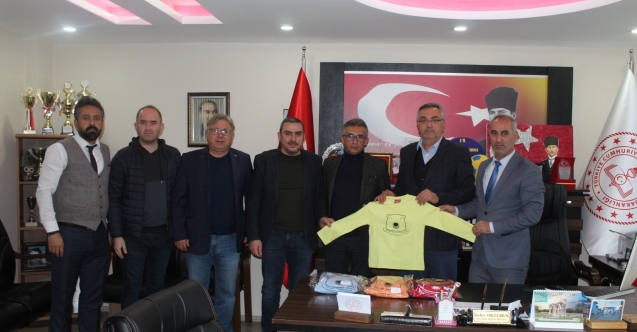 STSO'dan Kula'daki İhtiyaç Sahibi Öğrencilere Eşofman Takımı