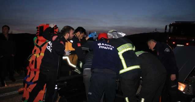 İki Otomobil Kafa Kafaya Çarpıştı: 1 Ölü, 2'si Çocuk 5 Yaralı