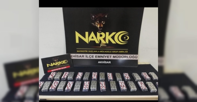 Polisi görünce uyuşturucu dolu poşeti arabanın camından attı