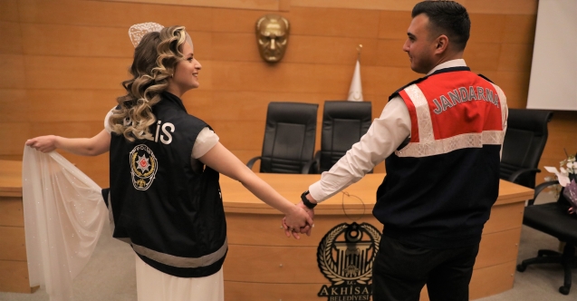 Polis ve Jandarma Personeli Üniformaları ile Dünya Evine Girdi