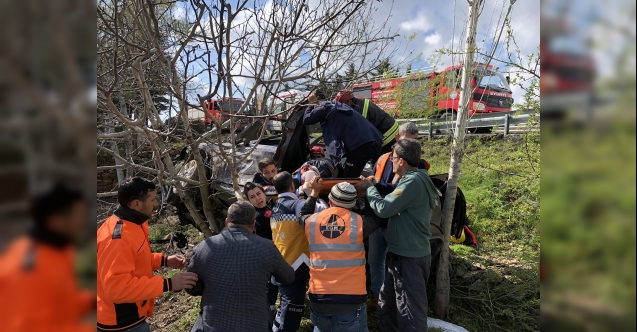 2 saat önce aldıkları otomobille kaza yaptılar: 1'i ağır 2 yaralı