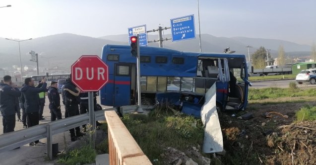 Manisa'da Cezaevi Nakil Aracı Tırla Çarpıştı: 6'sı Asker 9 Yaralı