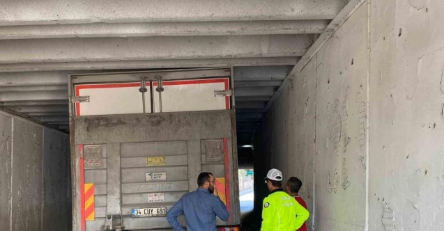Alt geçitte sıkışan kamyonun yardımına ekipler yetişti