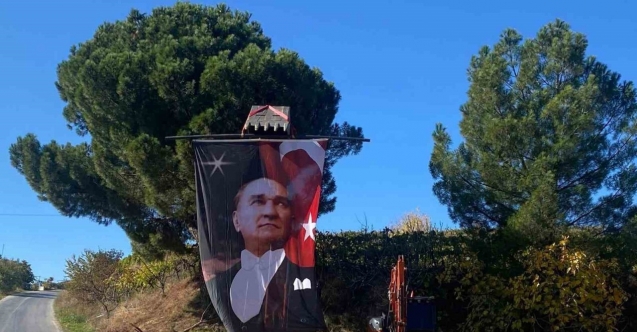 Kepçe operatöründen anlamlı cumhuriyet kutlaması