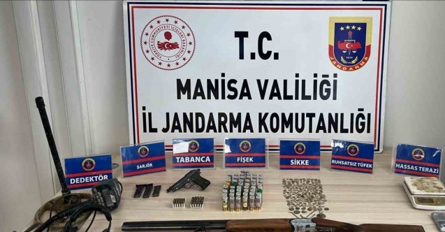 Manisa’da tarihi eser operasyonu: 289 obje, silahlar ve dedektör ele geçirildi