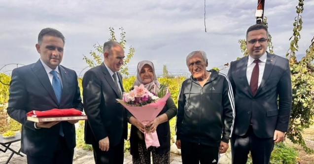 Vali Özkan ve beraberindekilerden şehit ailesine anlamlı ziyaret
