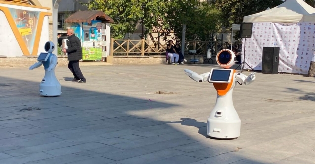 Zeybek oynayan robotlar Bilim Şenliği’nde ilgi topladı