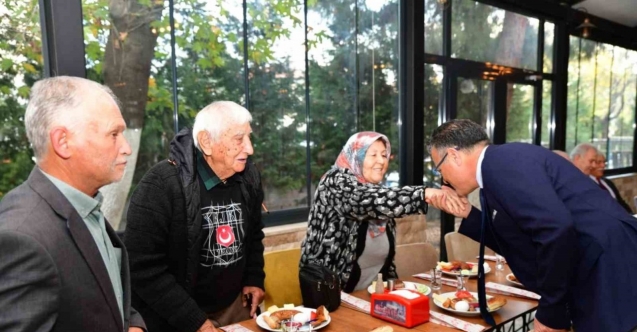 Başkan Öküzcüoğlu emekli öğretmenlerle buluştu