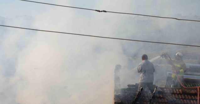 Demirci’de çıkan yangında bir ev kullanılamaz hale geldi