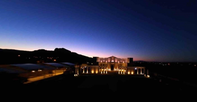 (Güncellendi) Paranın ilk basıldığı Sardes Antik Kenti artık gece de parlıyor