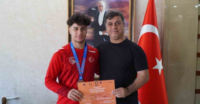 İl Müdürü Yunus Öztürk’ten milli güreşçiye tebrik