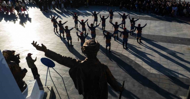 Manisa’da 100 öğretmen "Eğitim Yüzyılı" kapsamında halk dansı gösterisi sundu