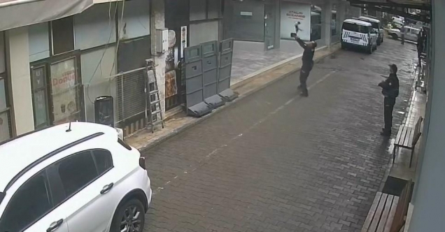 Manisa’da yürekleri ısıtan anlar: Yüksekten düşen kediyi polis yakaladı