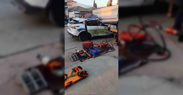 Manisa’nın Alaşehir ilçesinde Alaşehir - Sarıgöl yolu üzerinde trafik polisi aracının tıra çarpması sonucu bir polis şehit oldu biri de ağır yaralandı.