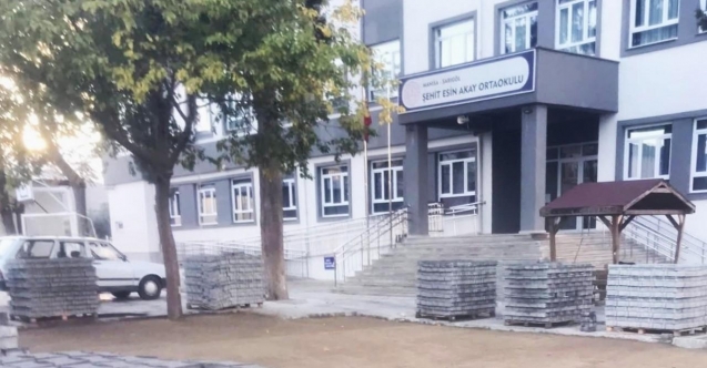 Okul bahçesine parke döşenmeye başladı