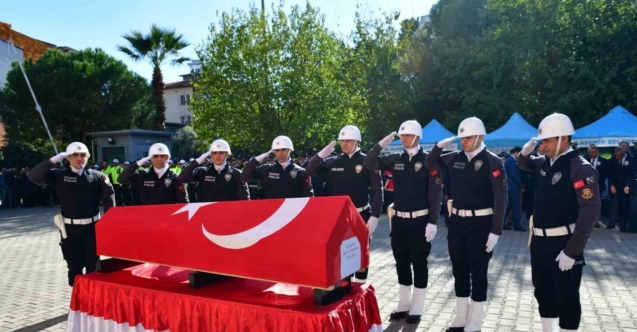 Şehit polis memuru görev yaptığı ilçeden uğurlandı
