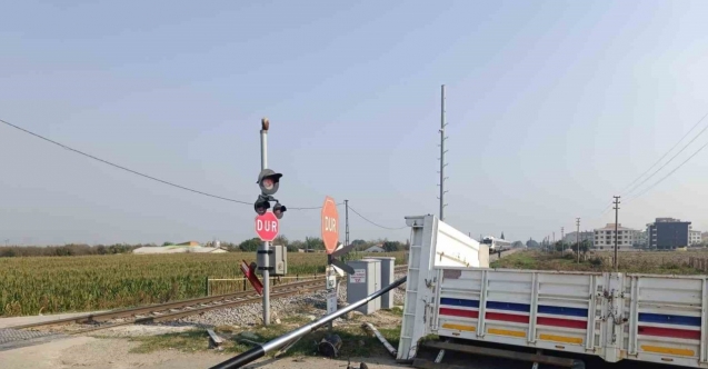 Turgutlu’da hemzemin geçitte kaza: Kamyonetin kasası koptu