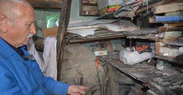 Manisa’nın 64 yıllık çelik bileği Orhan usta yarım asırdır örs başında