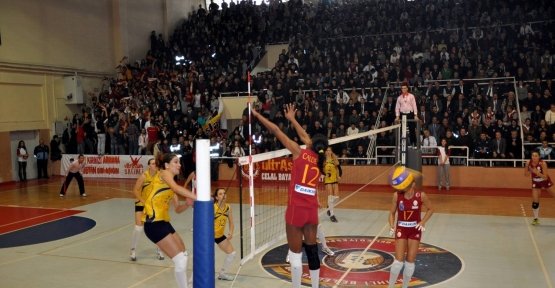 SALİHLİ'DEN GALATASARAY DAIKIN GEÇTİ 0-3