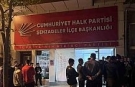 Manisa’da iş vaadi öfkesiyle CHP binasının camlarını kırdı