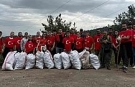 Doğa için yürüyen gençler 40 çuval çöp topladı