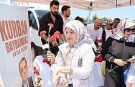 Şehzadeler Belediyesinden karanfil dağıtımı