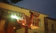 Salihli’de çatıda mahsur kalan kedi kurtarıldı