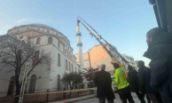 Turgutlu’da hasar gören cami minaresi vinçle düzeltildi