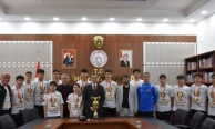 Şampiyonlar kazandıkları kupayı, Kaymakam Güldoğan’a götürdü