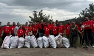 Doğa için yürüyen gençler 40 çuval çöp topladı