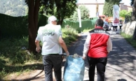 Manisa’da ormanlık alanda yüzlerce kilo çöp toplandı