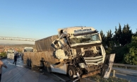 Tır başka bir tıra arkadan çarptı, yol trafiğe kapandı