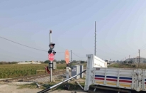 Turgutlu’da hemzemin geçitte kaza: Kamyonetin kasası koptu