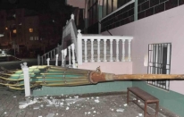 Salihli’yi fırtına vurdu: Minarenin külahı koptu, çok sayıda ağaç devrildi