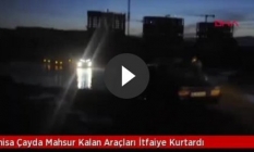 Çayda mahsur kalan araçları itfaiye kurtardı