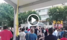 AK Partili belediye İYİ Parti standını yıkmak istedi yumruklar havada uçuştu