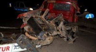 İKİ ARAÇ KAFA KAFAYA ÇARPIŞTI 4 YARALI