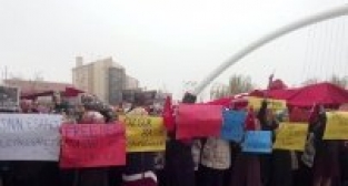 ZAMAN OKURLARI MANİSA ADLİYESİ'NDE EYLEM YAPTI